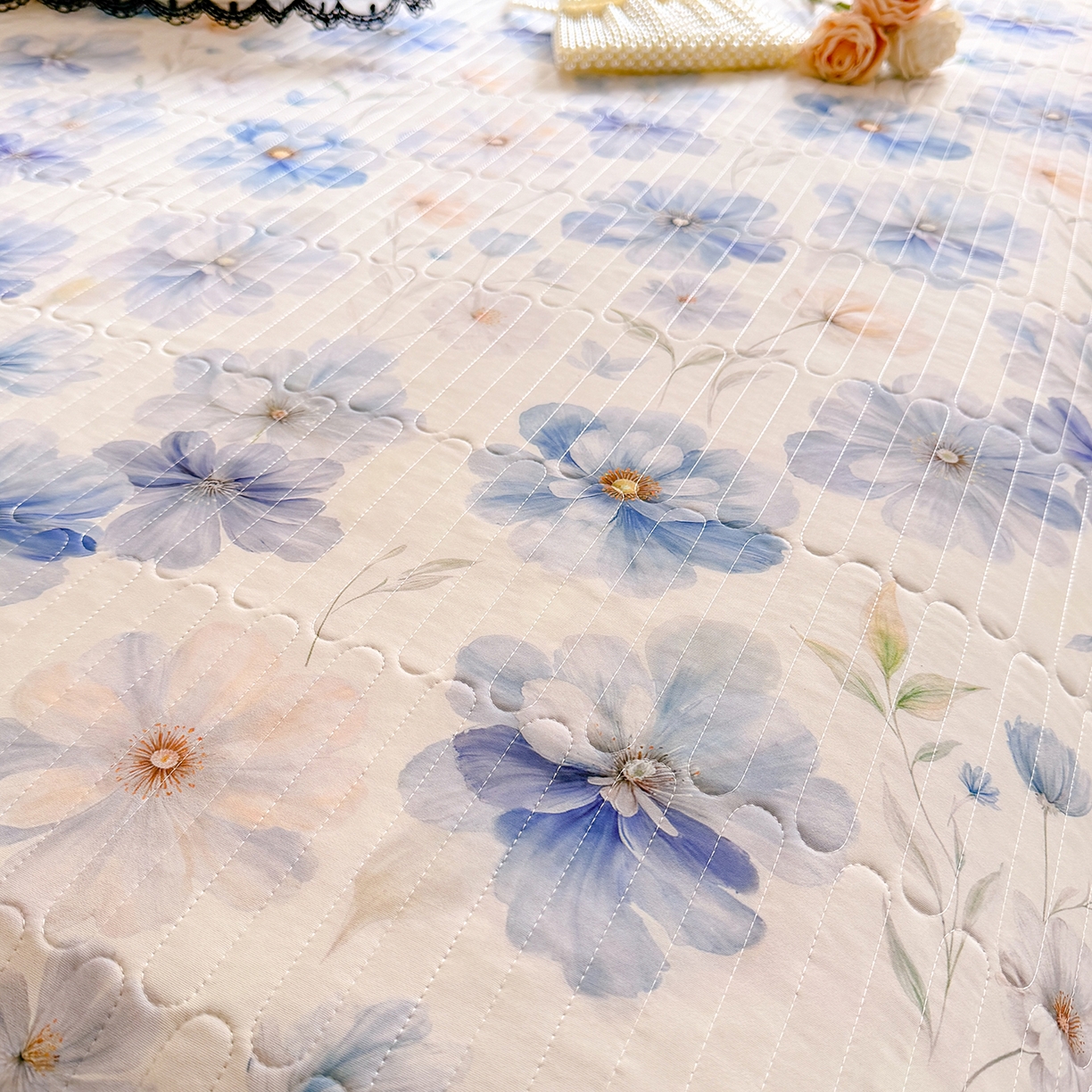 91家纺网 家纺一手货源 找家纺 丝印良品 2026新款凉感丝夹棉床盖款三件套 尼斯花晨