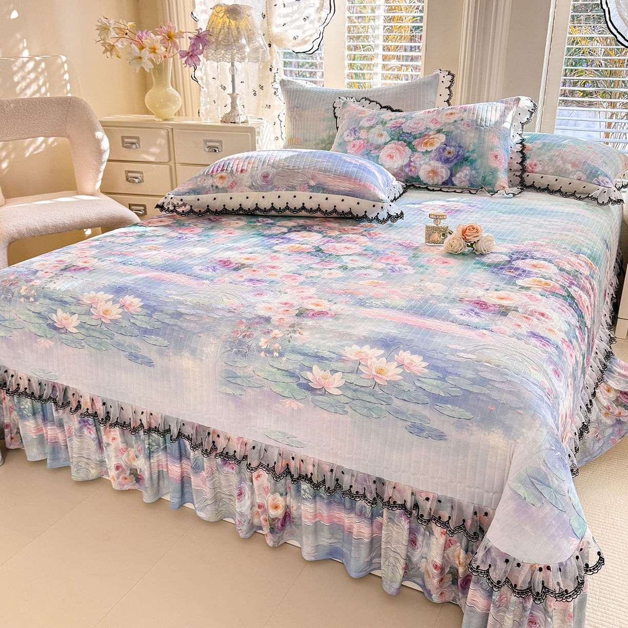 91家纺网 家纺一手货源 找家纺 丝印良品 2026新款凉感丝夹棉床盖款三件套 一池清梦