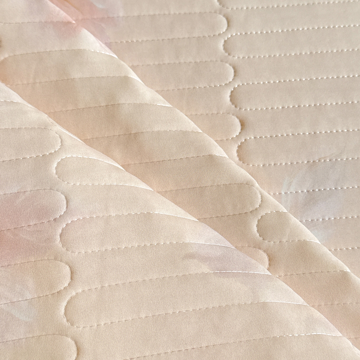 91家纺网 家纺一手货源 找家纺 丝印良品 2026新款凉感丝夹棉床盖款三件套 花间辞