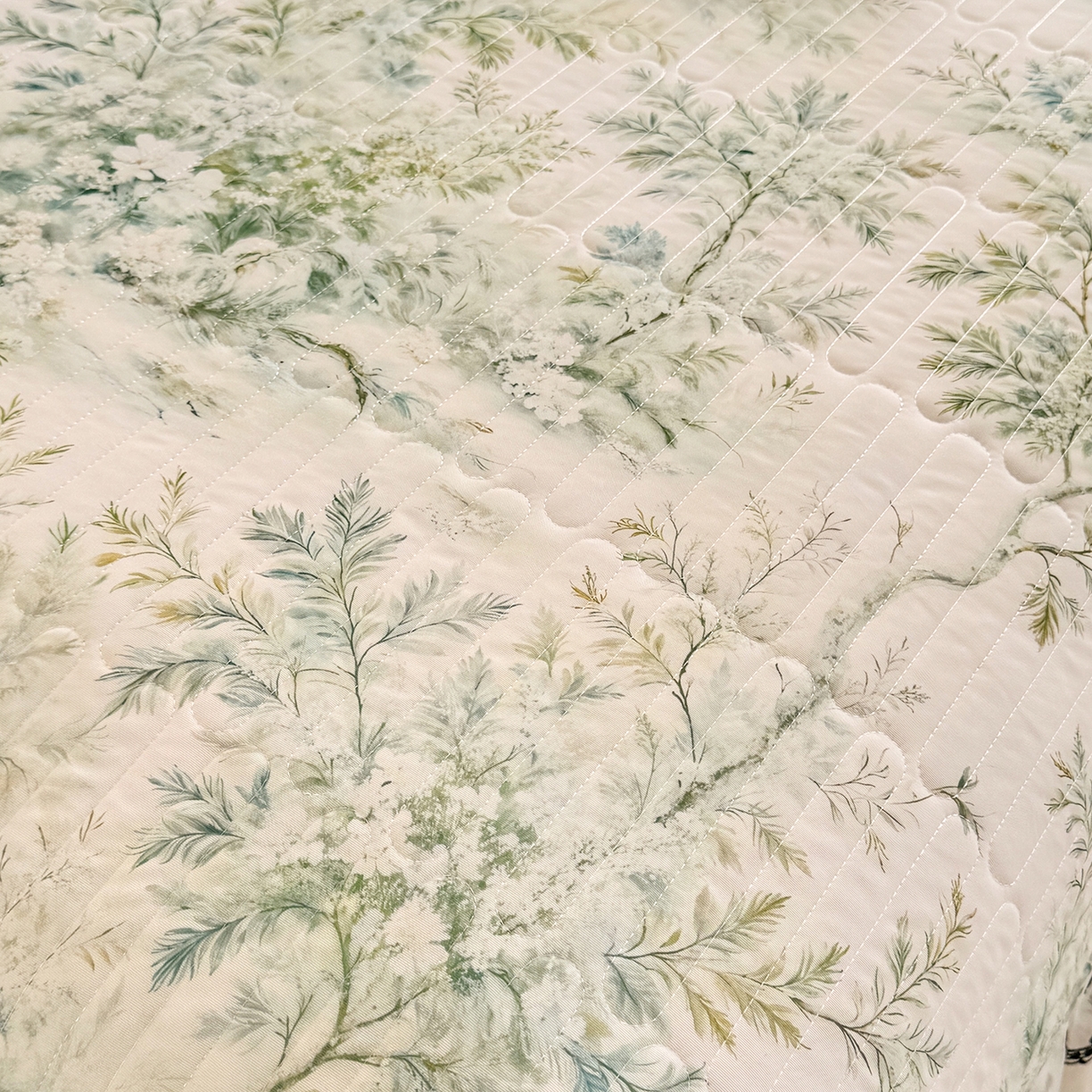 91家纺网 家纺一手货源 找家纺 丝印良品 2026新款凉感丝夹棉床盖款三件套 解语花吟