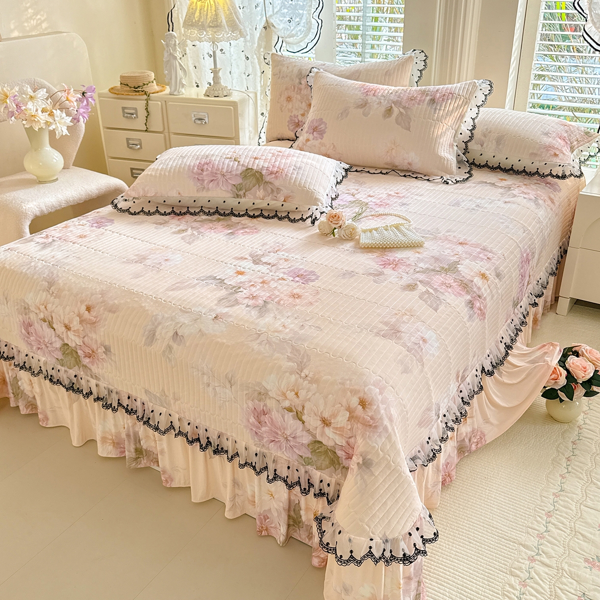 91家纺网 家纺一手货源 找家纺 丝印良品 2026新款凉感丝夹棉床盖款三件套 花间辞