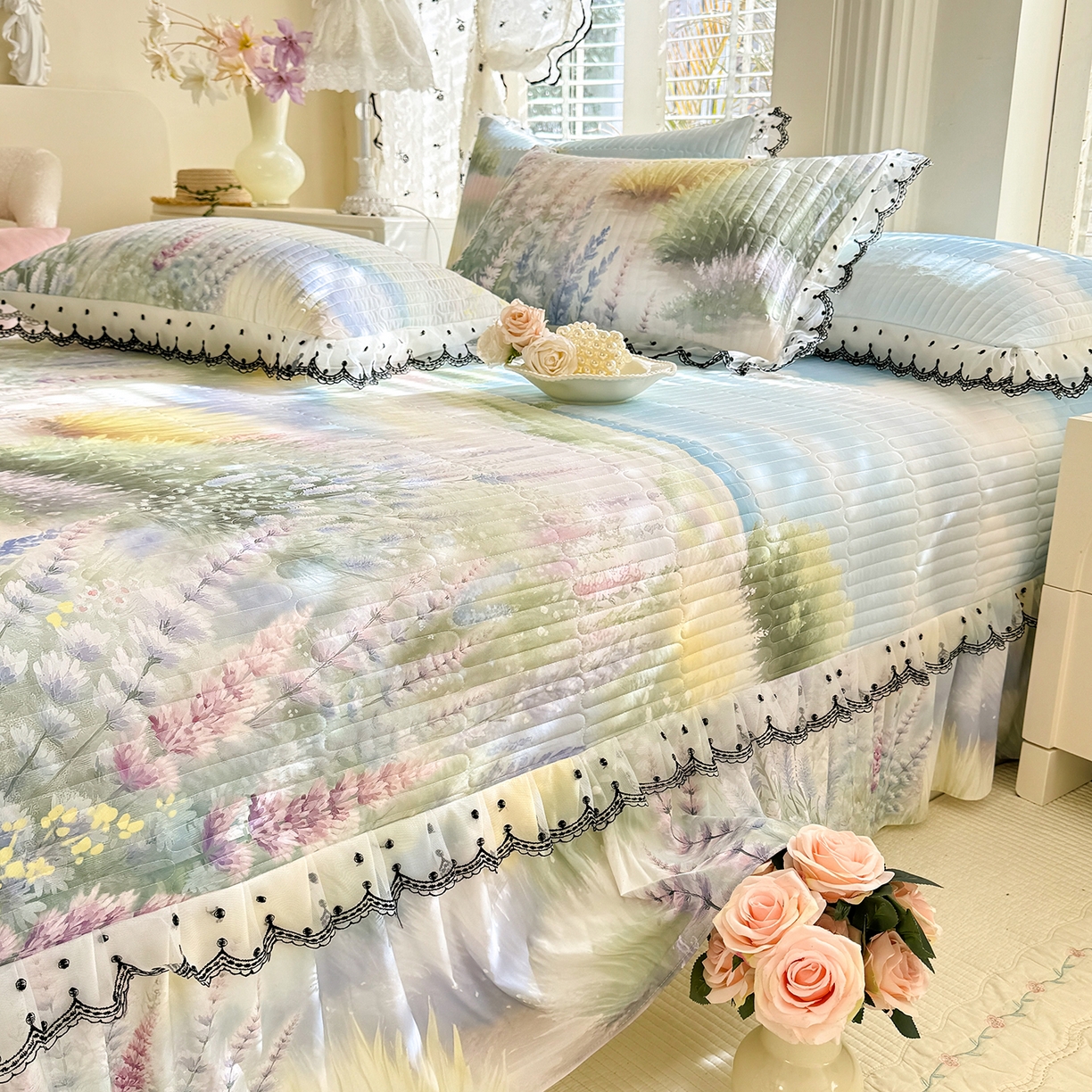 91家纺网 家纺一手货源 找家纺 丝印良品 2026新款凉感丝夹棉床盖款三件套 浅薰如梦