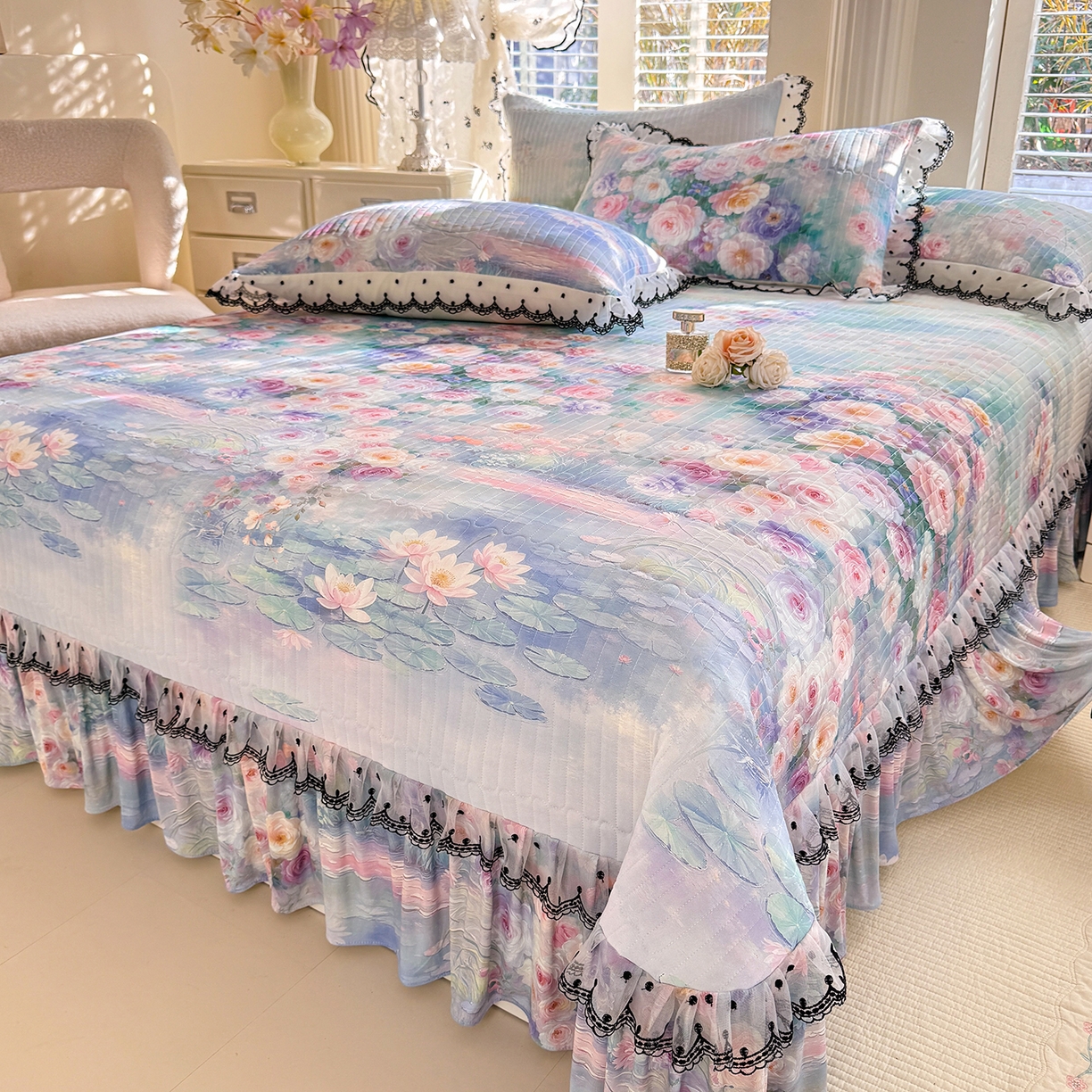 91家纺网 家纺一手货源 找家纺 丝印良品 2026新款凉感丝夹棉床盖款三件套 一池清梦