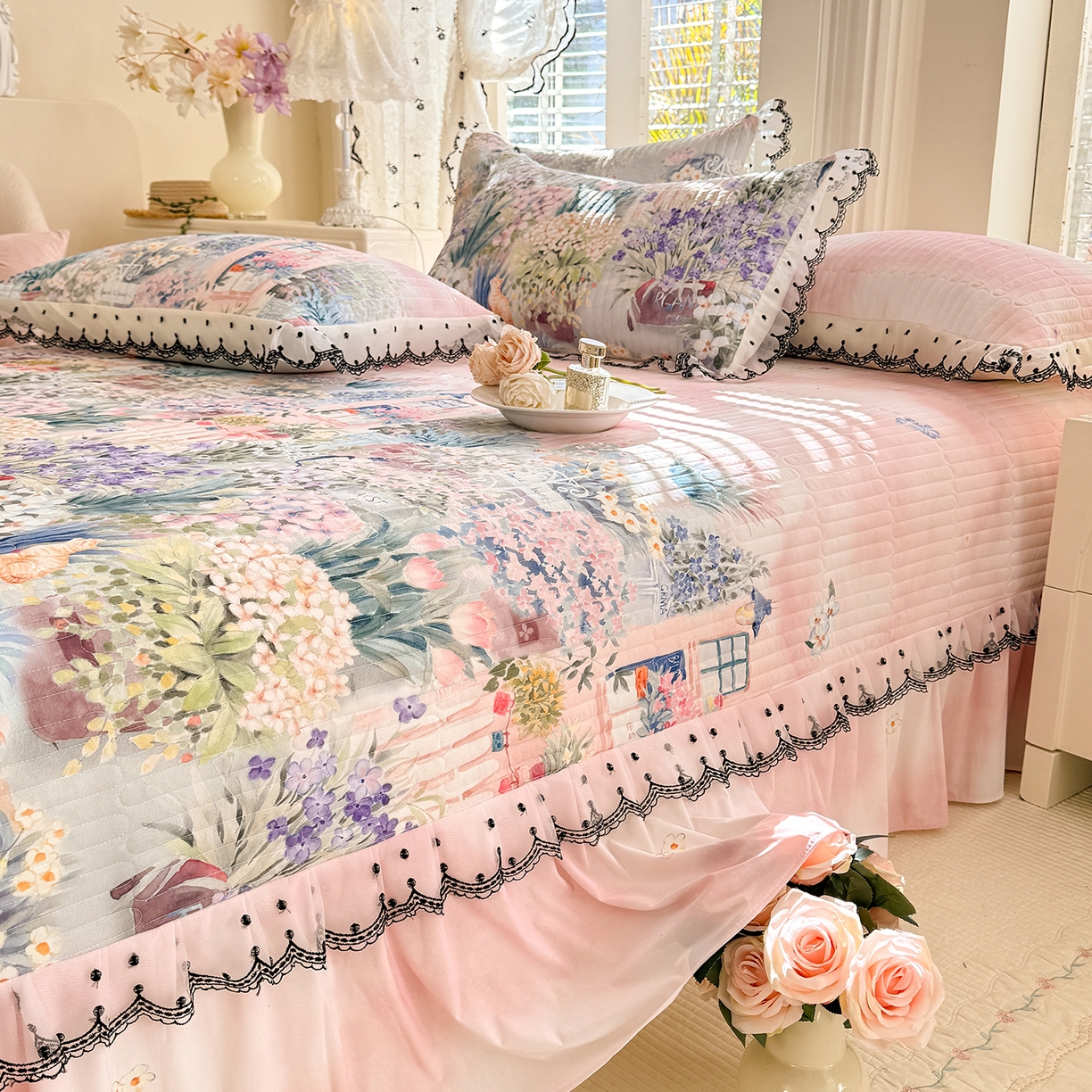 91家纺网 家纺一手货源 找家纺 丝印良品 2026新款凉感丝夹棉床盖款三件套 花团锦簇