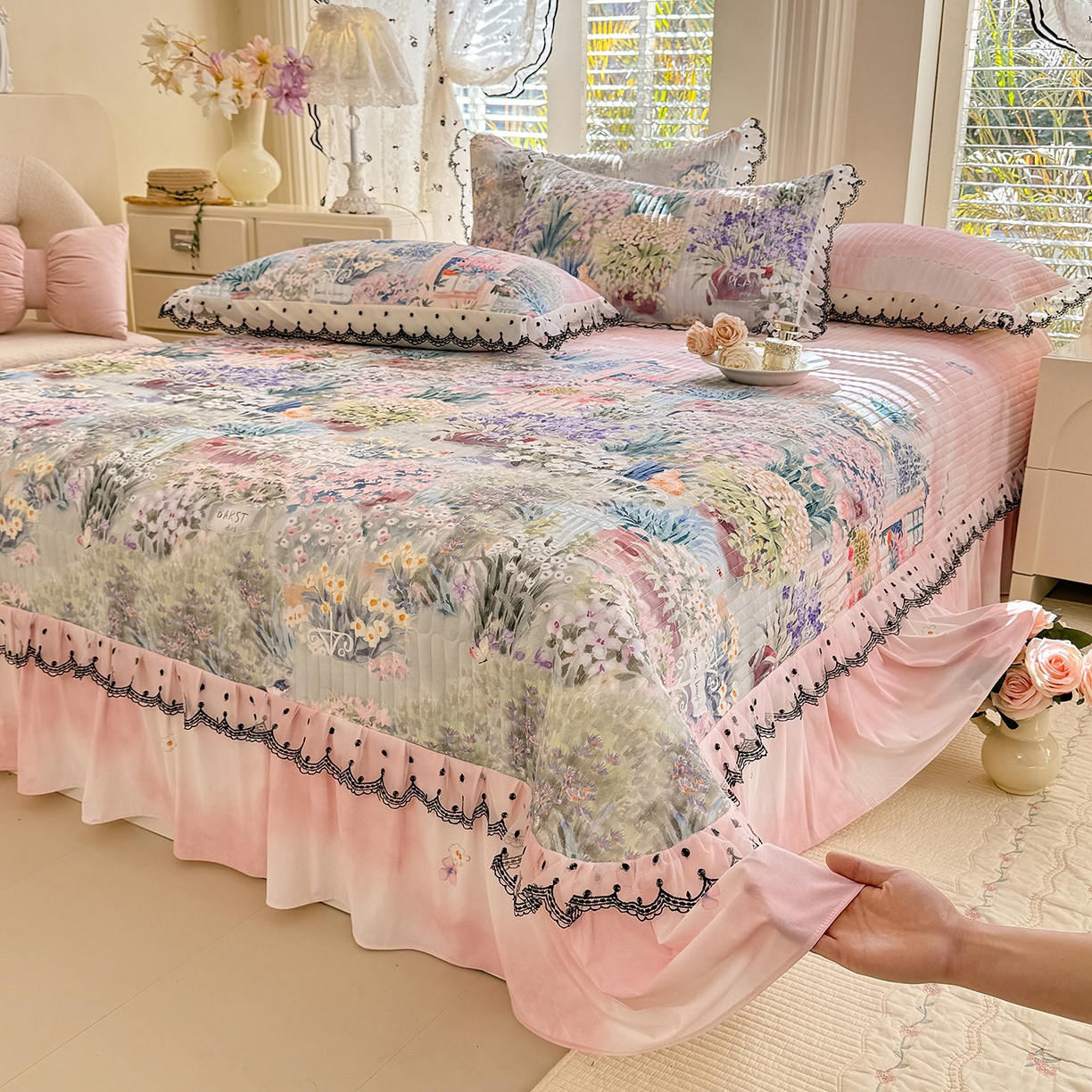 91家纺网 家纺一手货源 找家纺 丝印良品 2026新款凉感丝夹棉床盖款三件套 花团锦簇