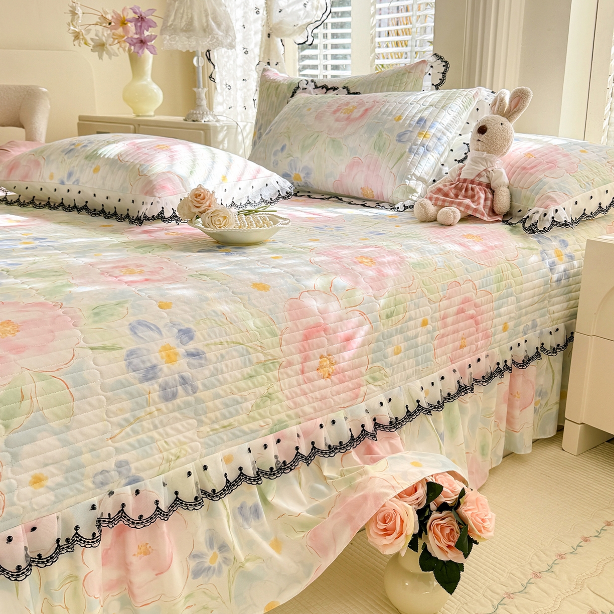 91家纺网 家纺一手货源 找家纺 丝印良品 2026新款凉感丝夹棉床盖款三件套 山花浪漫