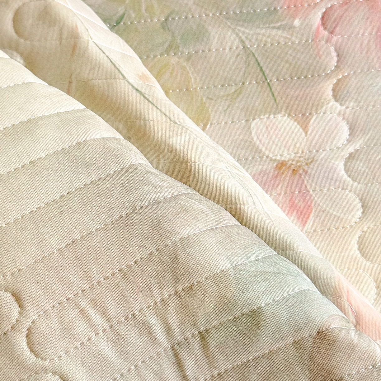 91家纺网 家纺一手货源 找家纺 丝印良品 2026新款凉感丝夹棉床盖款三件套 浮绘花影