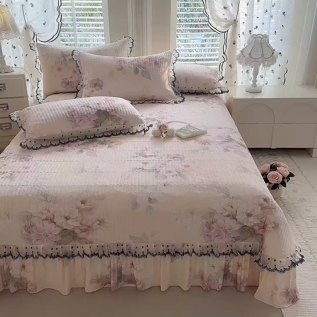 91家纺网 家纺一手货源 找家纺 丝印良品 2026新款凉感丝夹棉床盖款三件套 花间辞