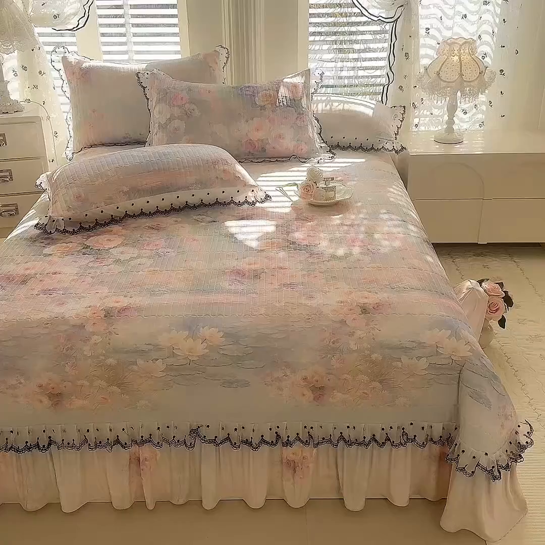 91家纺网 家纺一手货源 找家纺 丝印良品 2026新款凉感丝夹棉床盖款三件套 山花浪漫