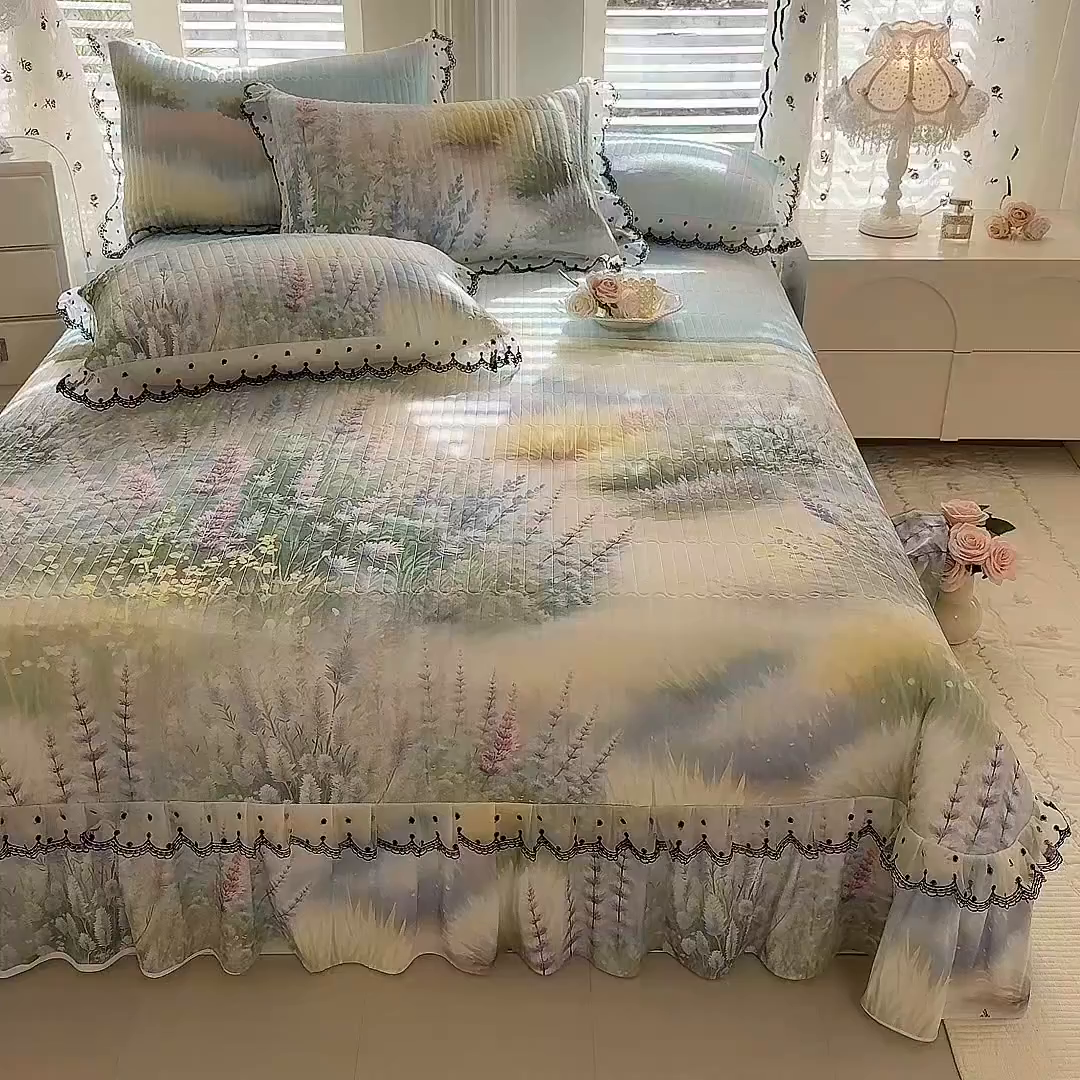 91家纺网 家纺一手货源 找家纺 丝印良品 2026新款凉感丝夹棉床盖款三件套 浅薰如梦