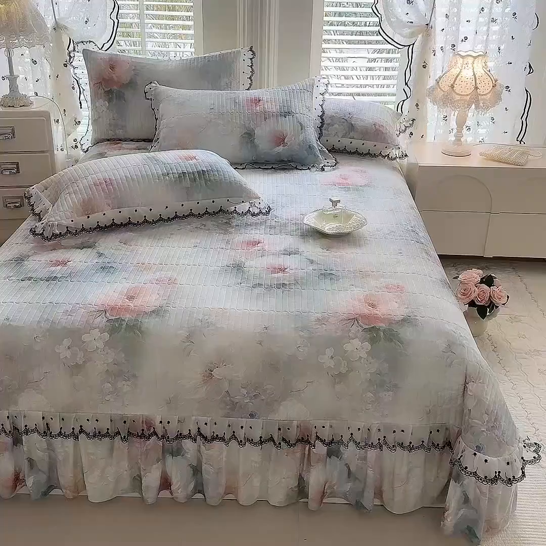 91家纺网 家纺一手货源 找家纺 丝印良品 2026新款凉感丝夹棉床盖款三件套 浮绘花影