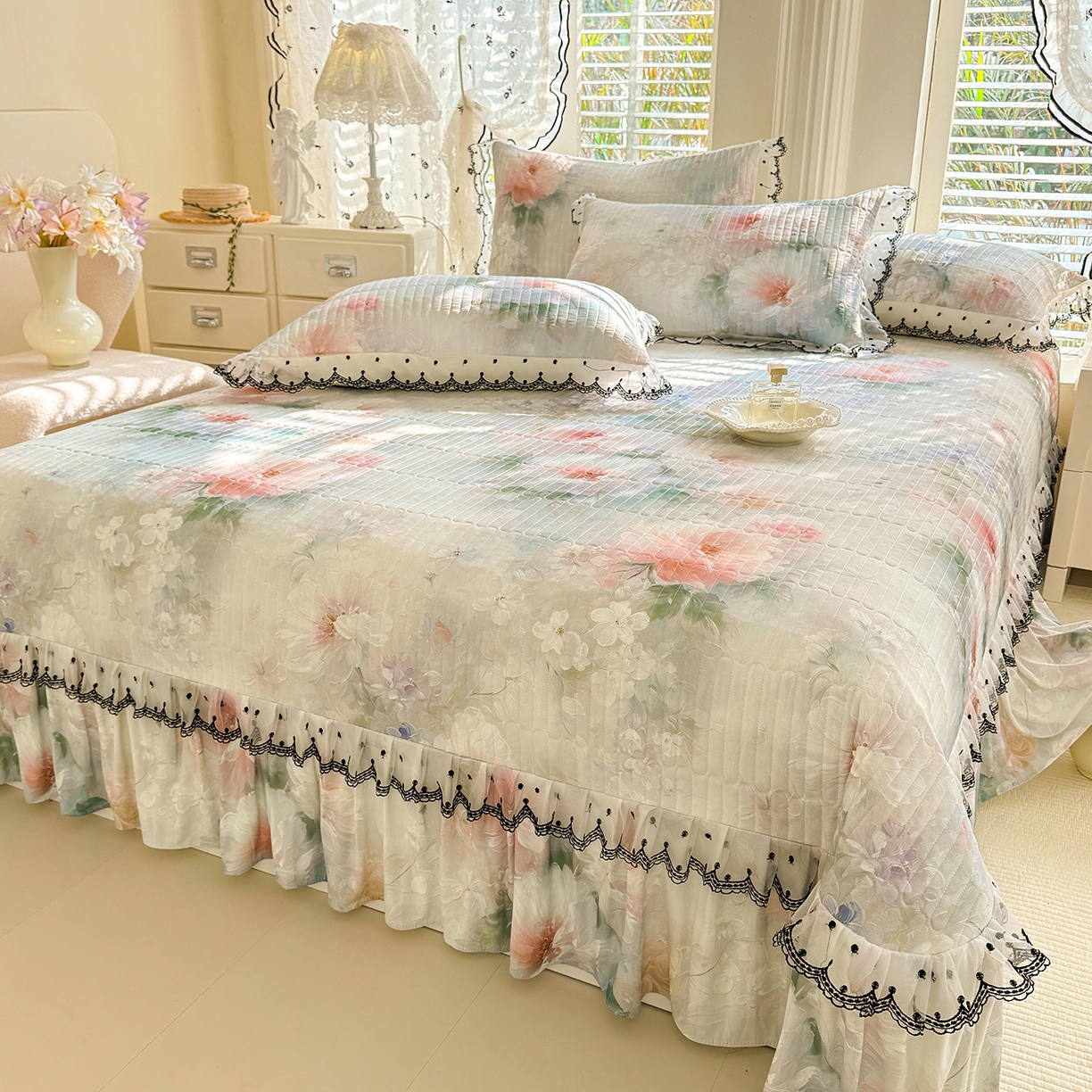 91家纺网 家纺一手货源 找家纺 丝印良品 2026新款凉感丝夹棉床盖款三件套 浮绘花影