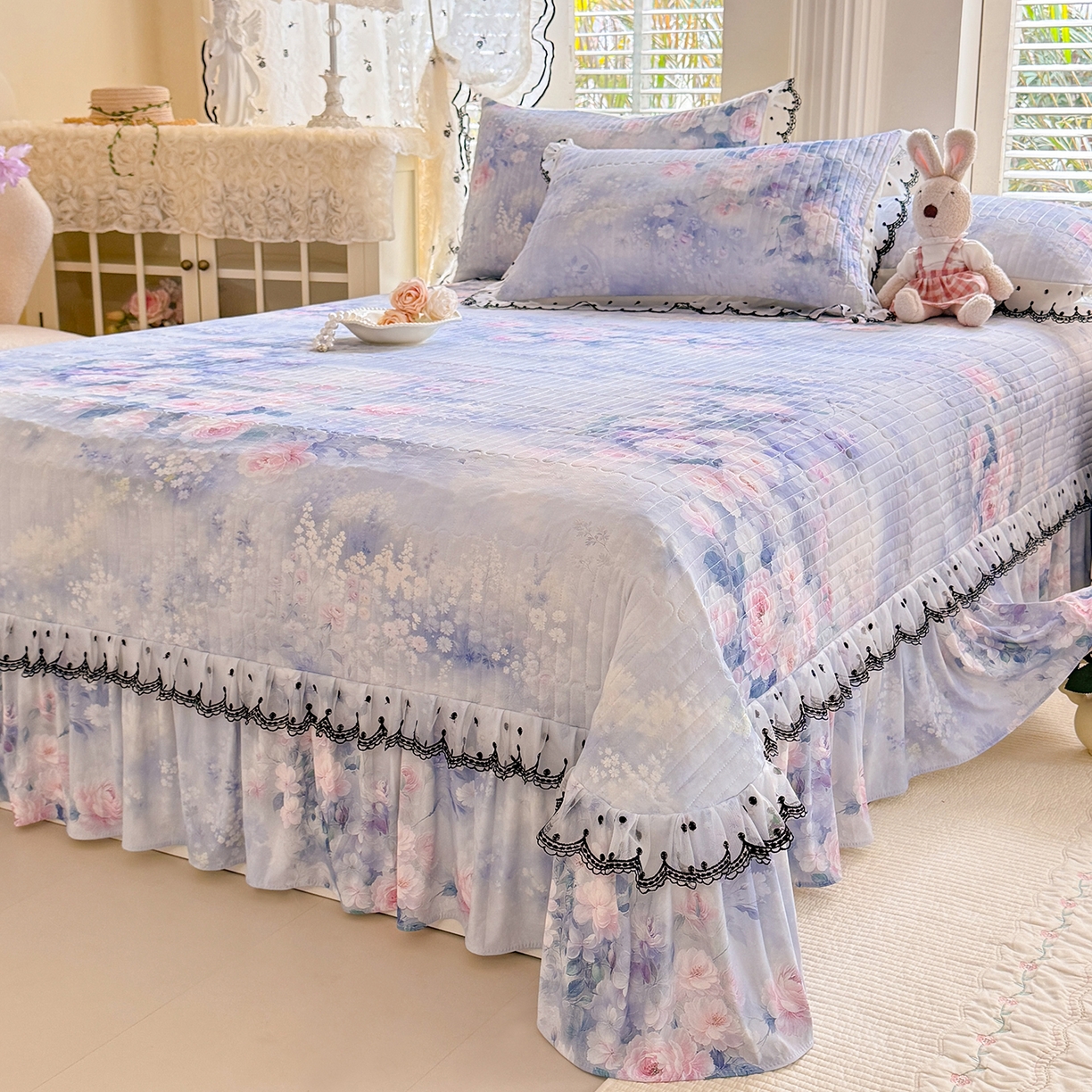 91家纺网 家纺一手货源 找家纺 丝印良品 2026新款凉感丝夹棉床盖款三件套 陌上花开