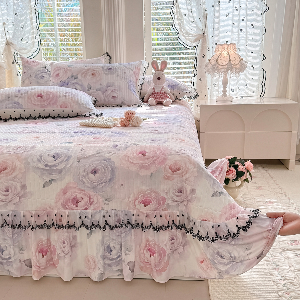 91家纺网 家纺一手货源 找家纺 丝印良品 2026新款凉感丝夹棉床盖款三件套 玫瑰花语