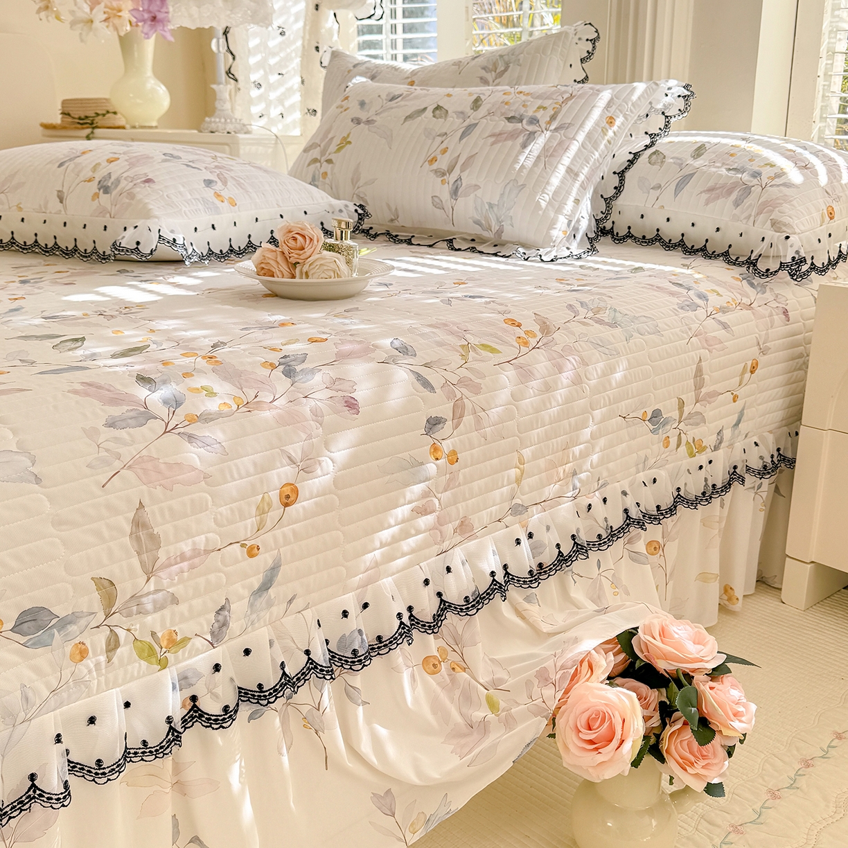 91家纺网 家纺一手货源 找家纺 丝印良品 2026新款凉感丝夹棉床盖款三件套 花田半亩