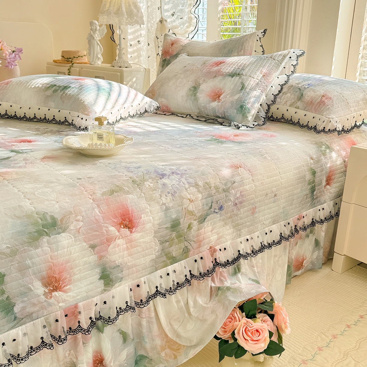 91家纺网 家纺一手货源 找家纺 丝印良品 2026新款凉感丝夹棉床盖款三件套 浮绘花影