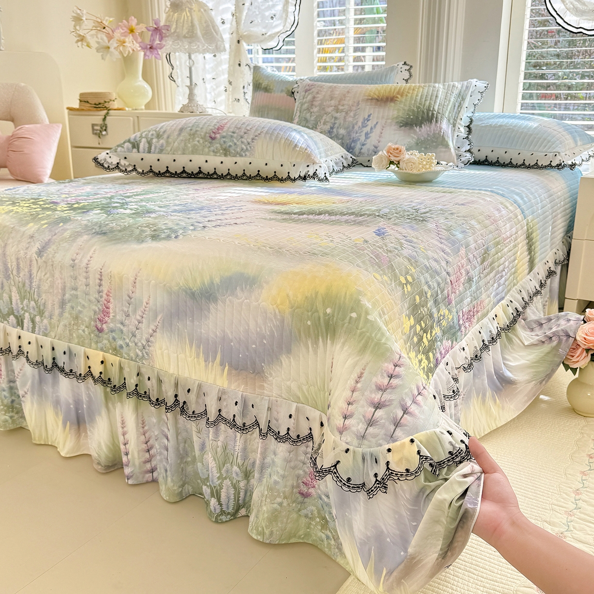 91家纺网 家纺一手货源 找家纺 丝印良品 2026新款凉感丝夹棉床盖款三件套 浅薰如梦