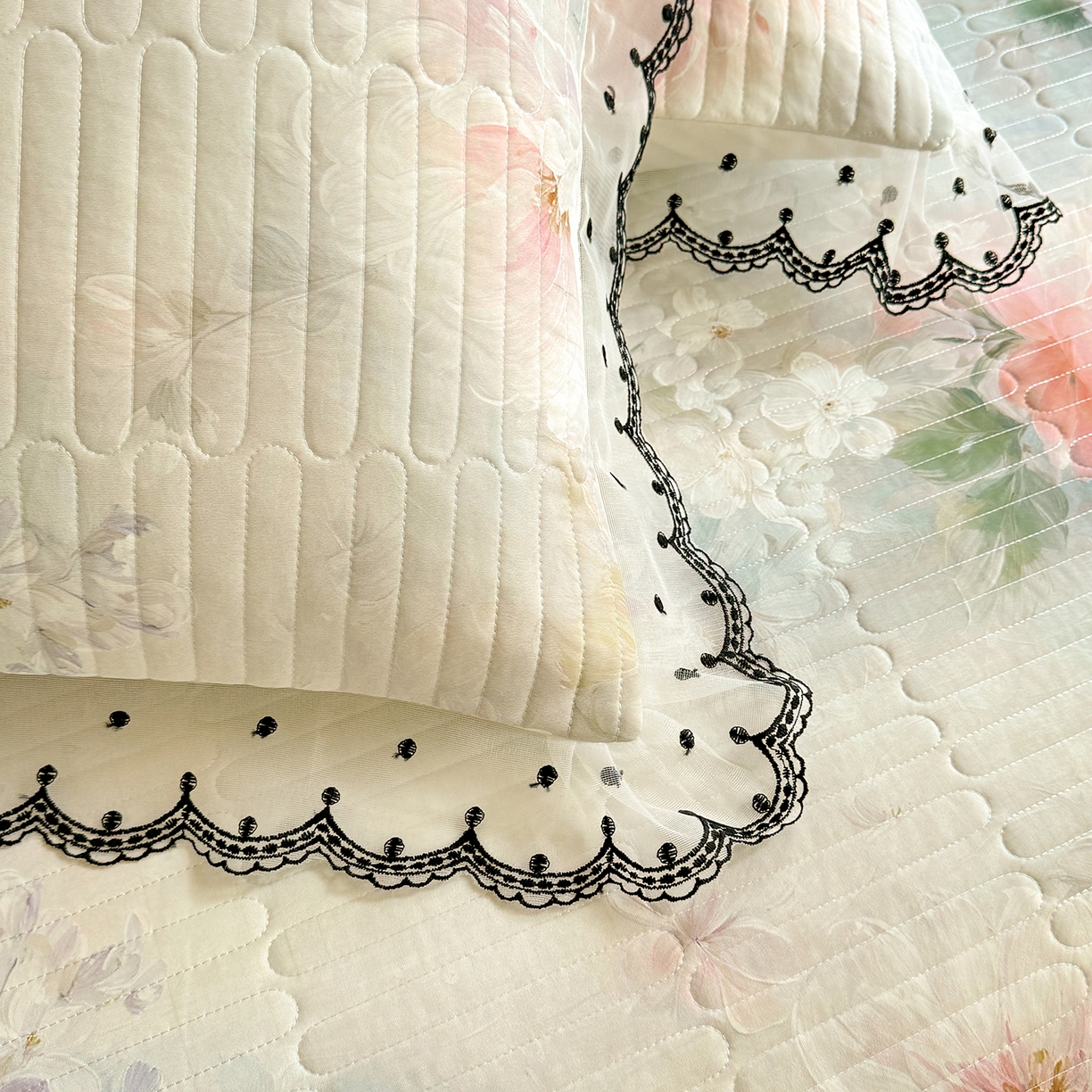 91家纺网 家纺一手货源 找家纺 丝印良品 2026新款凉感丝夹棉床盖款三件套 浮绘花影