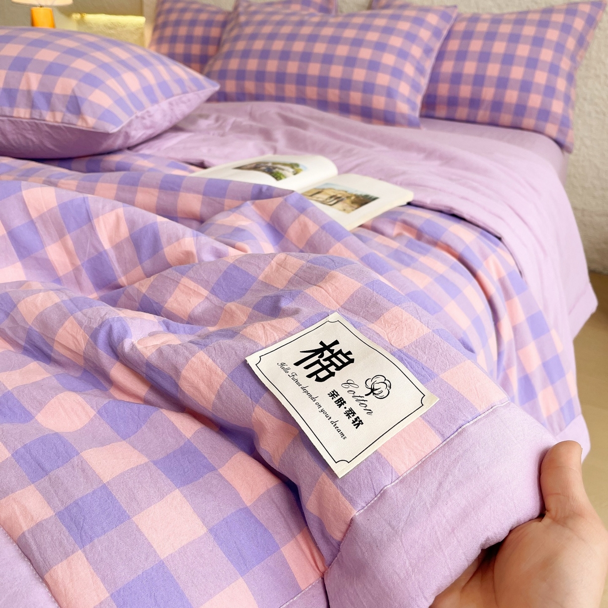 91家纺网 家纺一手货源 找家纺 梵克保罗 2026春夏新款水洗棉新疆棉花被绗缝款夏被系列单夏被夏凉被空调被 棉花被-紫粉中格
