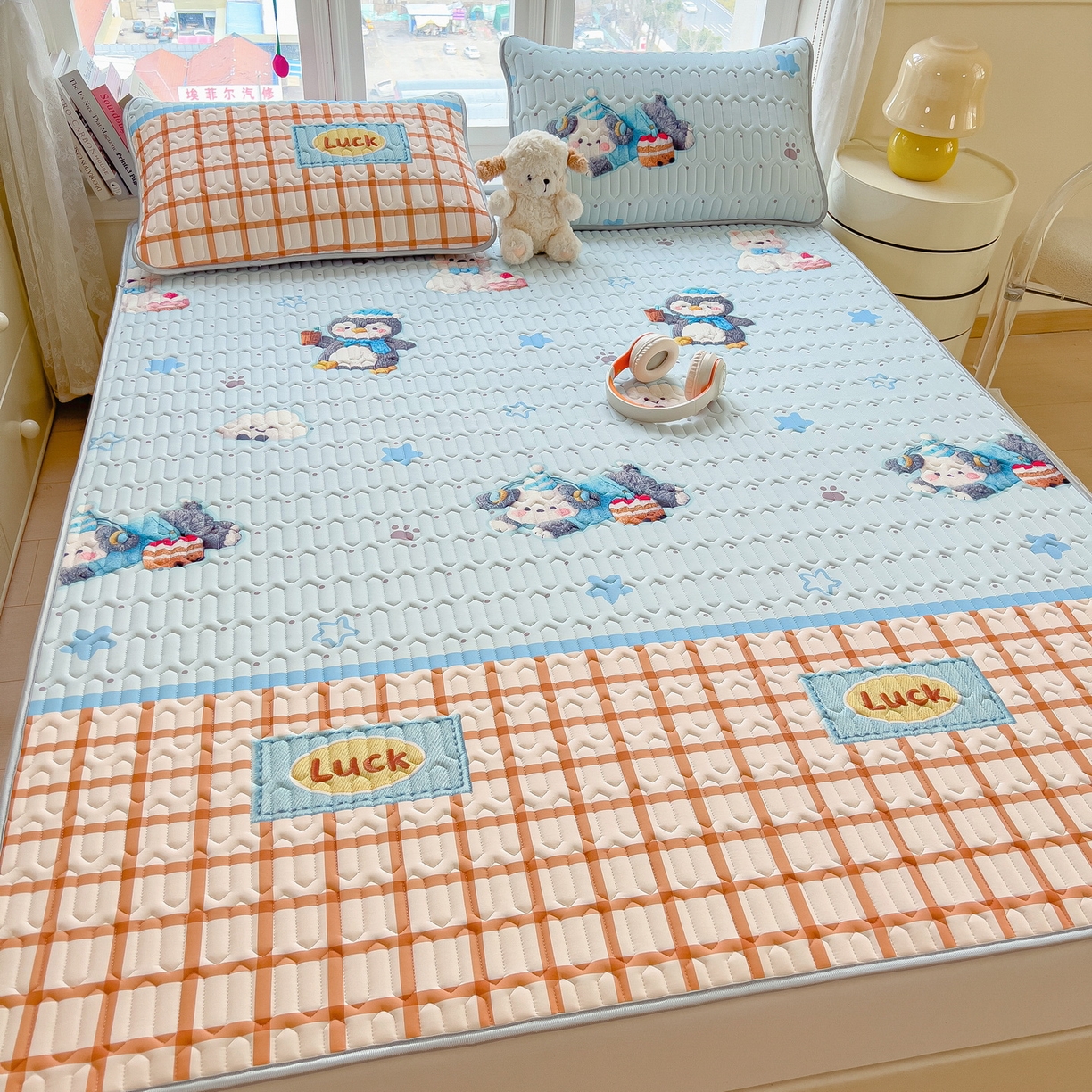 91家纺网 家纺一手货源 找家纺 丝羽坊 2026新款高密凉感丝印花乳胶凉席-平铺款 小企鹅