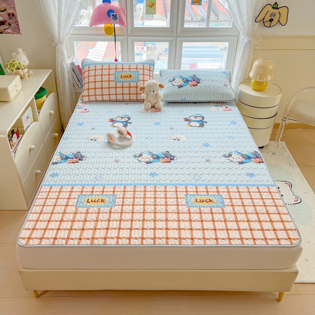 91家纺网 家纺一手货源 找家纺 丝羽坊 2026新款高密凉感丝印花乳胶凉席-平铺款 小企鹅