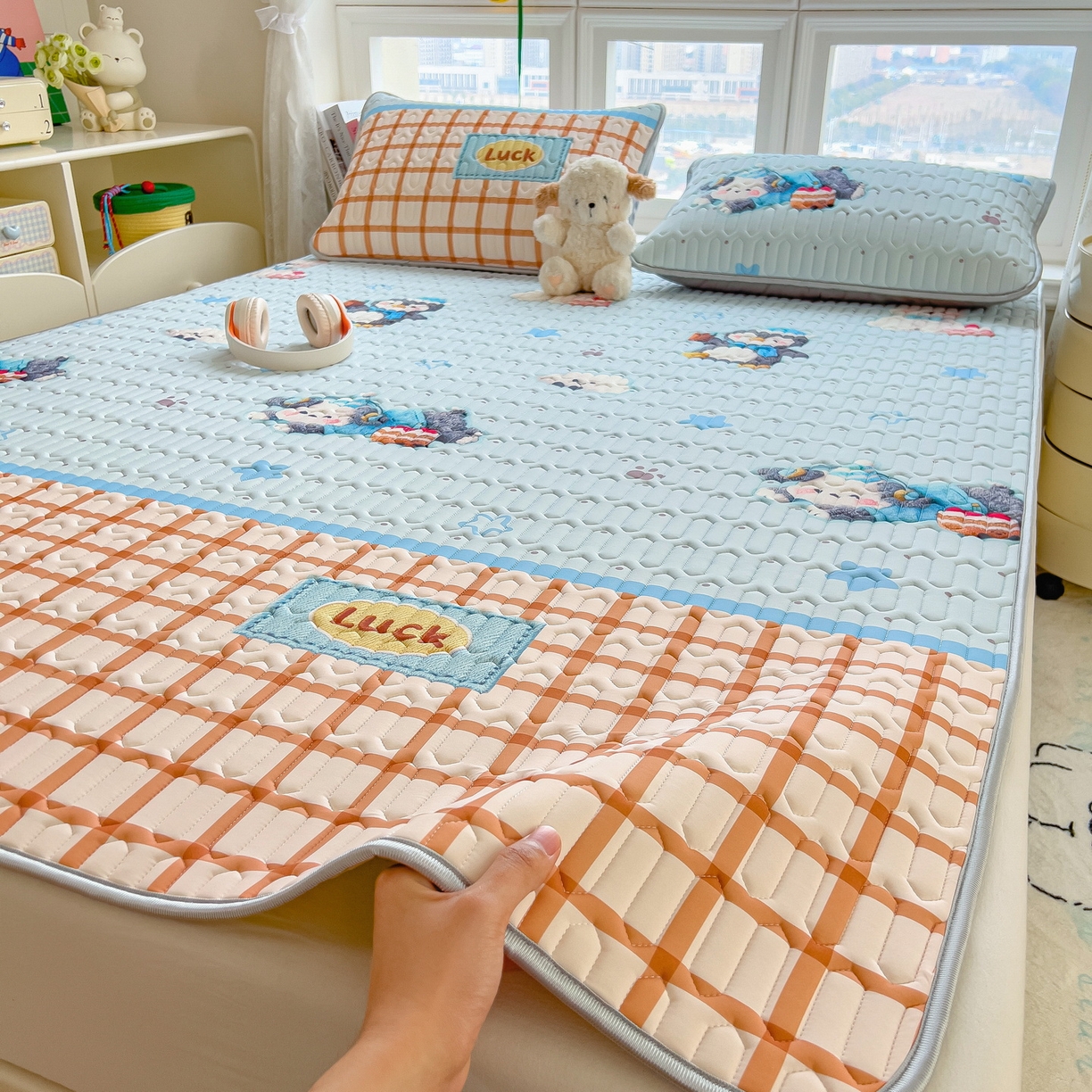 91家纺网 家纺一手货源 找家纺 丝羽坊 2026新款高密凉感丝印花乳胶凉席-平铺款 小企鹅