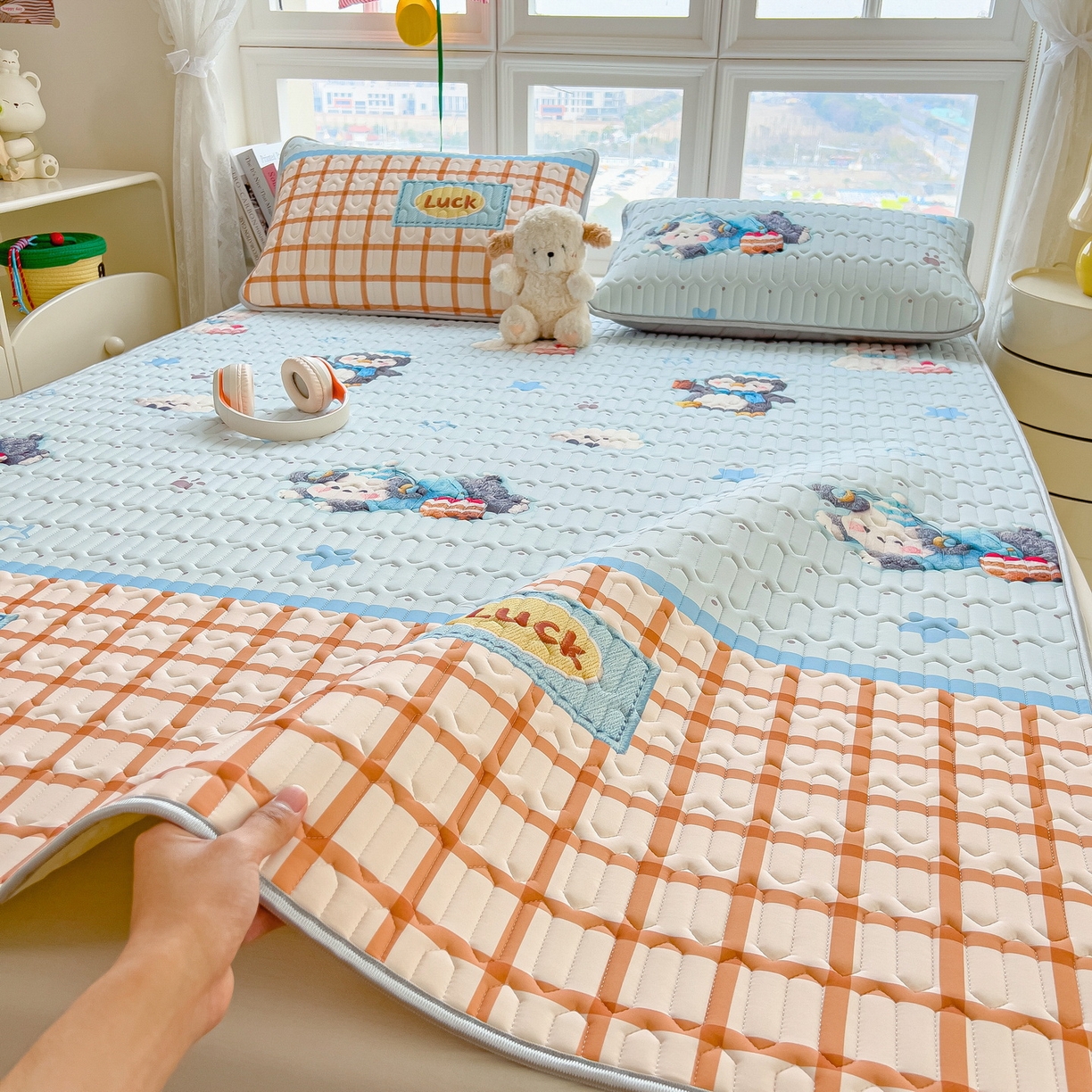 91家纺网 家纺一手货源 找家纺 丝羽坊 2026新款高密凉感丝印花乳胶凉席-平铺款 小企鹅