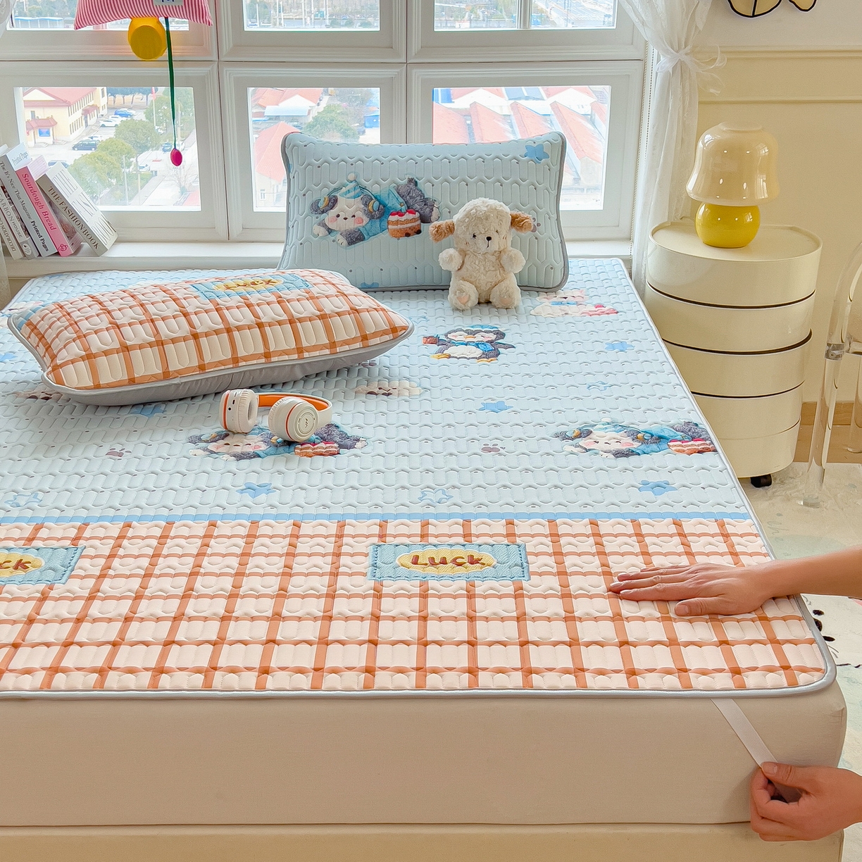 91家纺网 家纺一手货源 找家纺 丝羽坊 2026新款高密凉感丝印花乳胶凉席-平铺款 小企鹅