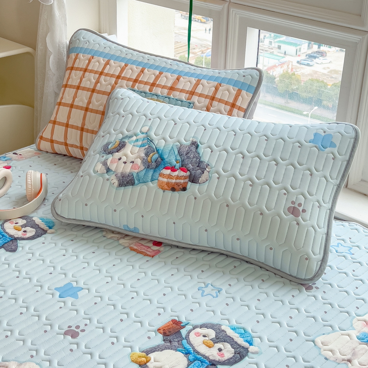 91家纺网 家纺一手货源 找家纺 丝羽坊 2026新款高密凉感丝印花乳胶凉席-平铺款 小企鹅