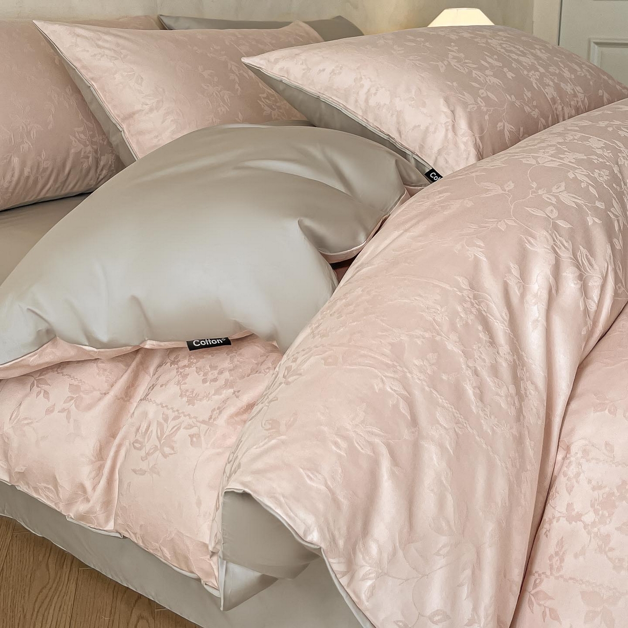 91家纺网 家纺一手货源 找家纺 2026春夏新款全棉提花浮雕四件套 沁语-粉金