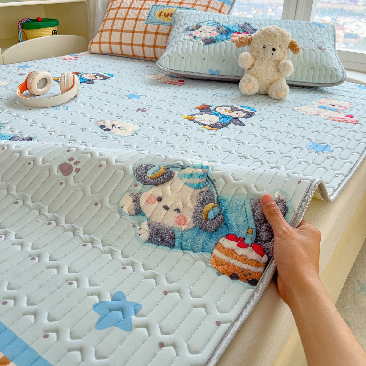 91家纺网 家纺一手货源 找家纺 丝羽坊 2026新款高密凉感丝印花乳胶凉席-平铺款 小企鹅