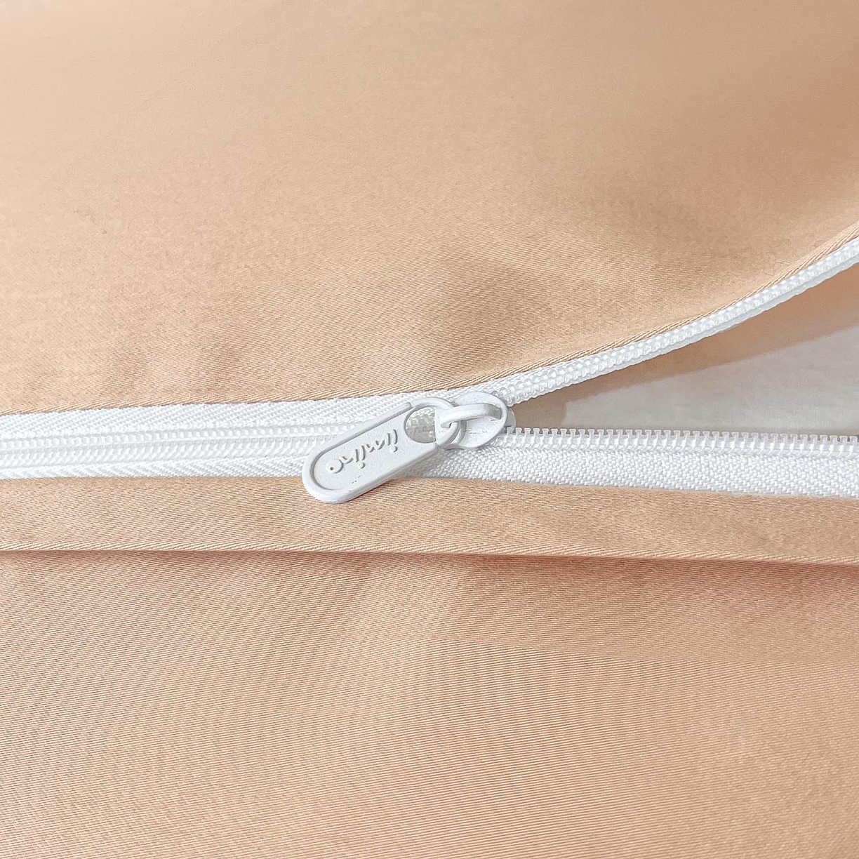 91家纺网 家纺一手货源 找家纺 2026春夏新款全棉提花浮雕四件套 沁语-奶白