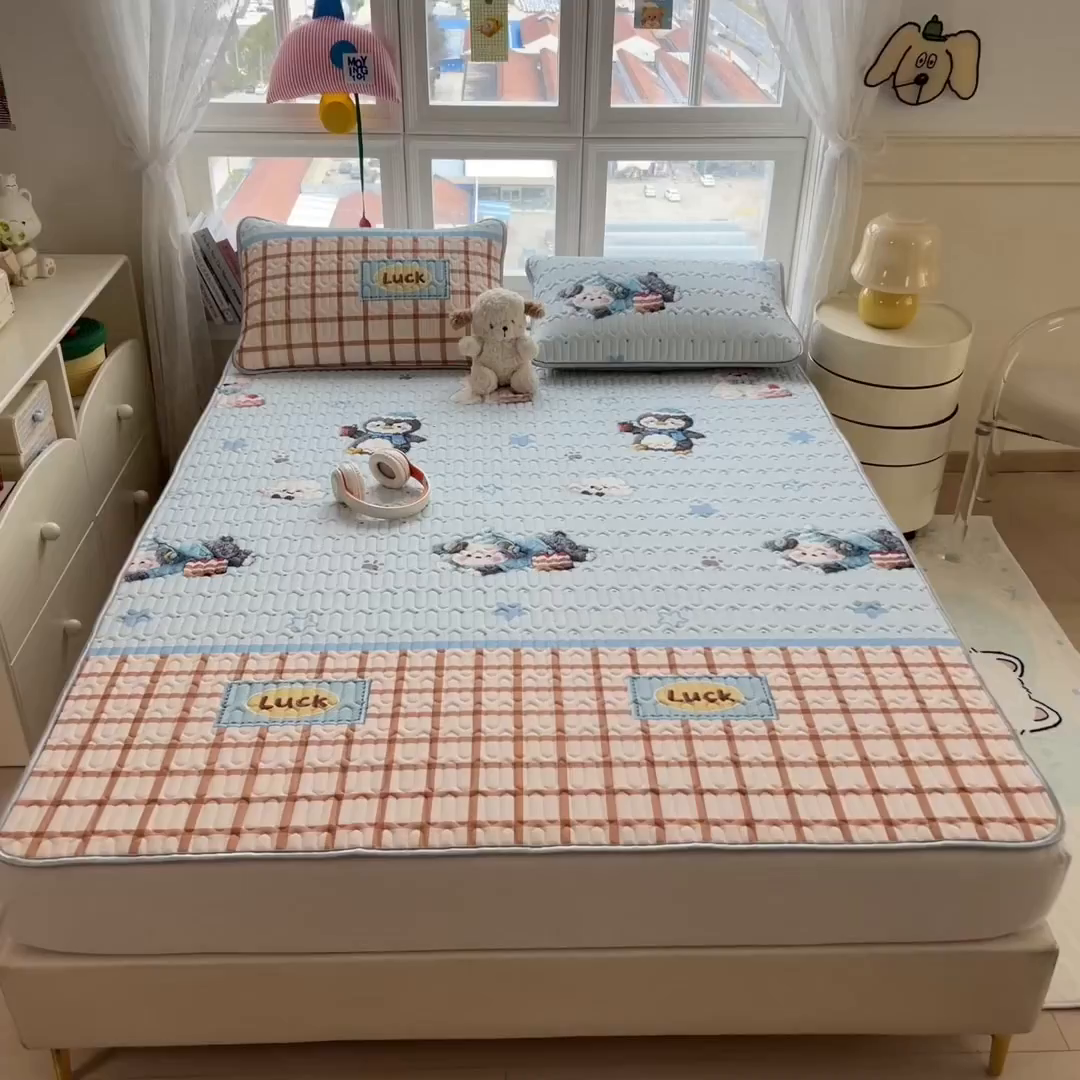 91家纺网 家纺一手货源 找家纺 丝羽坊 2026新款高密凉感丝印花乳胶凉席-平铺款 小企鹅