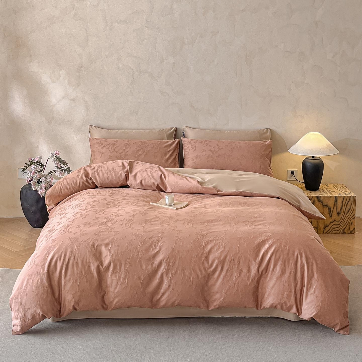 91家纺网 家纺一手货源 找家纺 2026春夏新款全棉提花浮雕四件套 毓影-豆沙