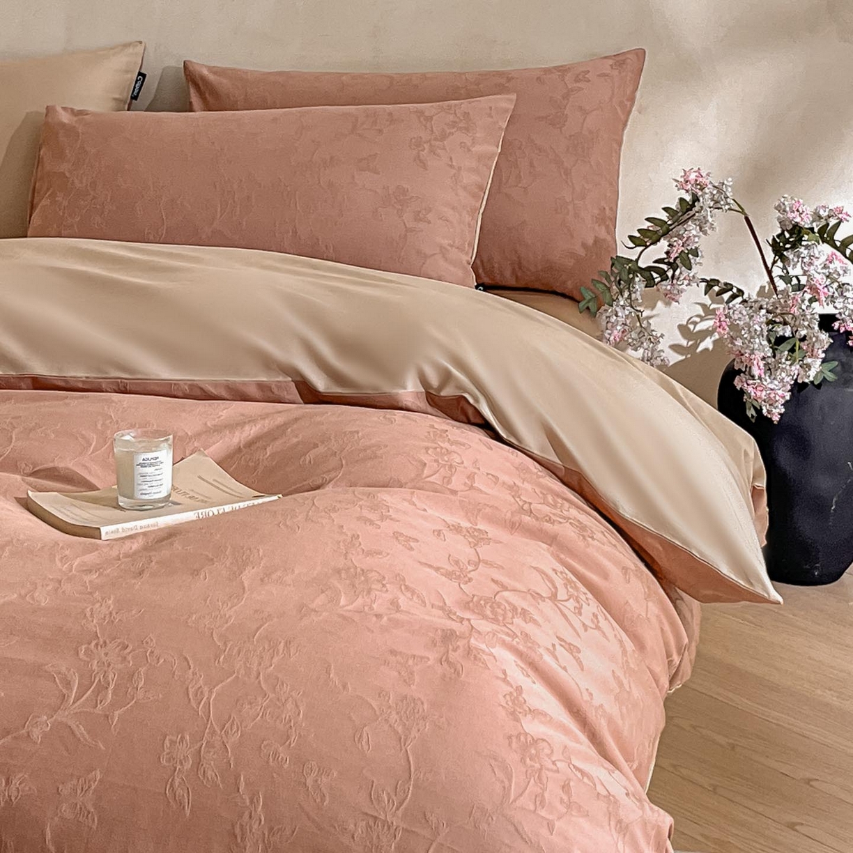 91家纺网 家纺一手货源 找家纺 2026春夏新款全棉提花浮雕四件套 毓影-豆沙