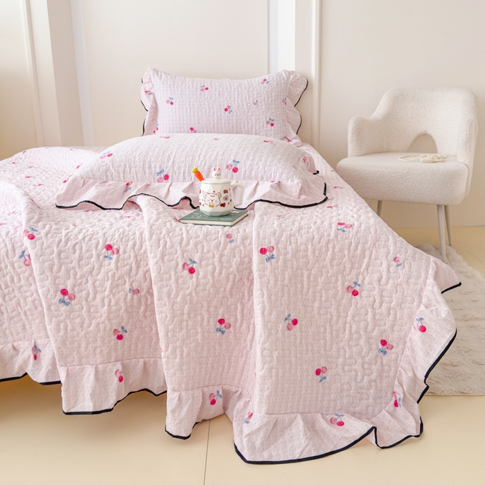 91家纺网 家纺一手货源 找家纺 999家纺 2026新款双层纱花边床盖单件加厚夹棉云感皱皱纱花边床单三件套四季跑量（提供买家秀） 樱桃格【花边款】