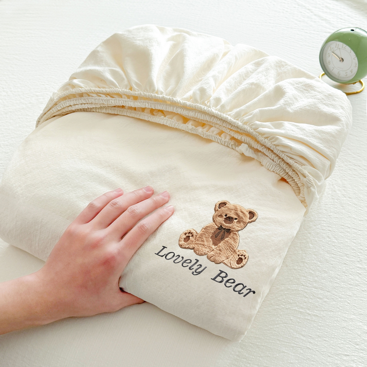 91家纺网 家纺一手货源 找家纺 （总）爱思凯家纺 2026春夏新款皱皱纱卡通贴布绣单床笠 床笠单件-咖崽熊