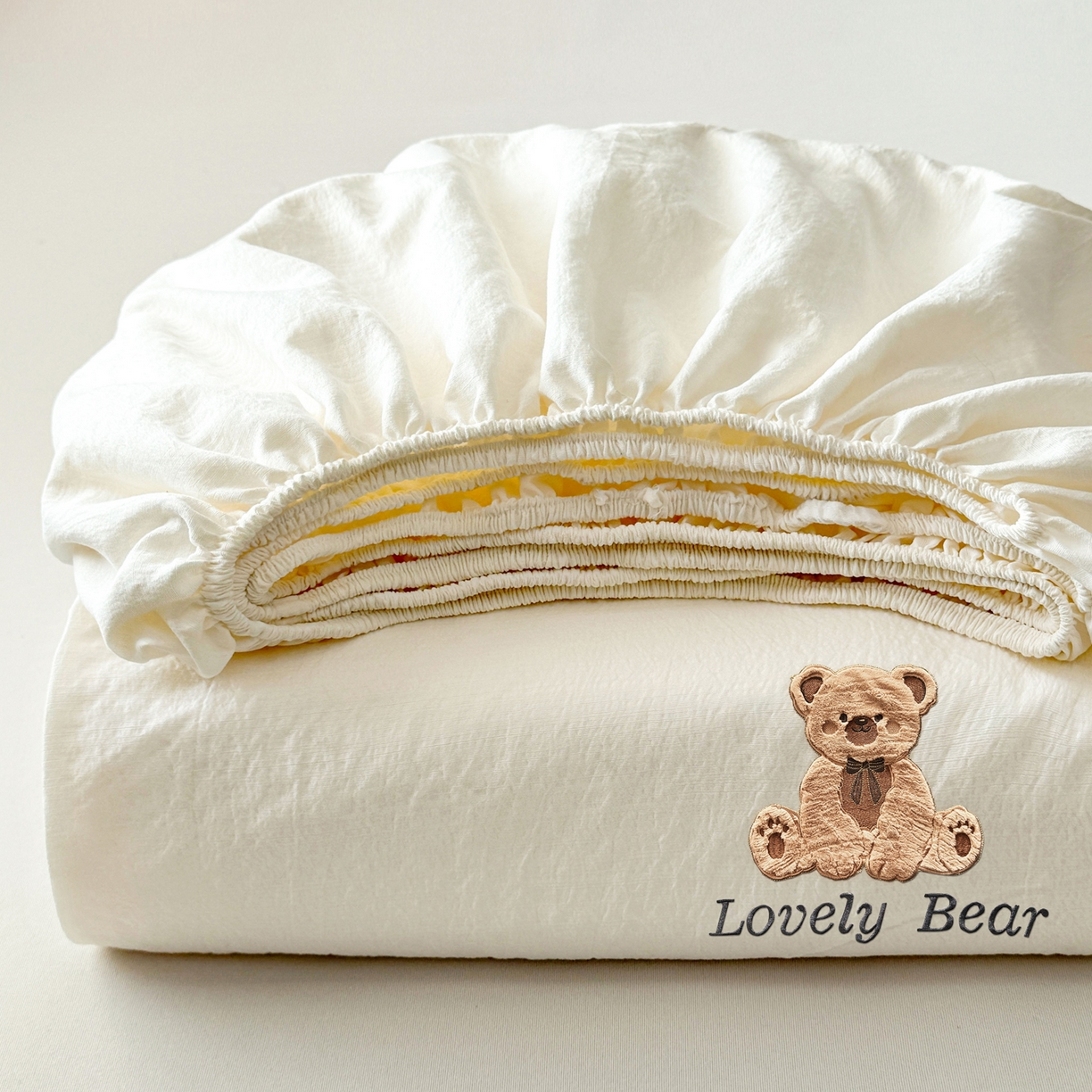 91家纺网 家纺一手货源 找家纺 （总）爱思凯家纺 2026春夏新款皱皱纱卡通贴布绣单床笠 床笠单件-咖崽熊