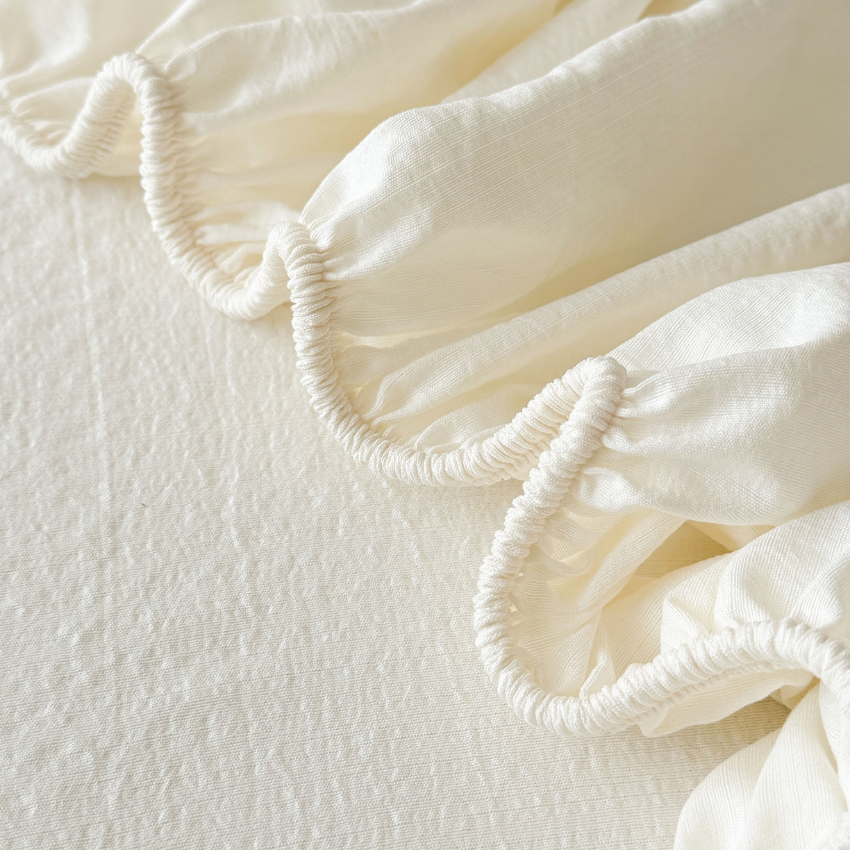 91家纺网 家纺一手货源 找家纺 （总）爱思凯家纺 2026春夏新款皱皱纱卡通贴布绣单床笠 床笠单件-咖崽熊