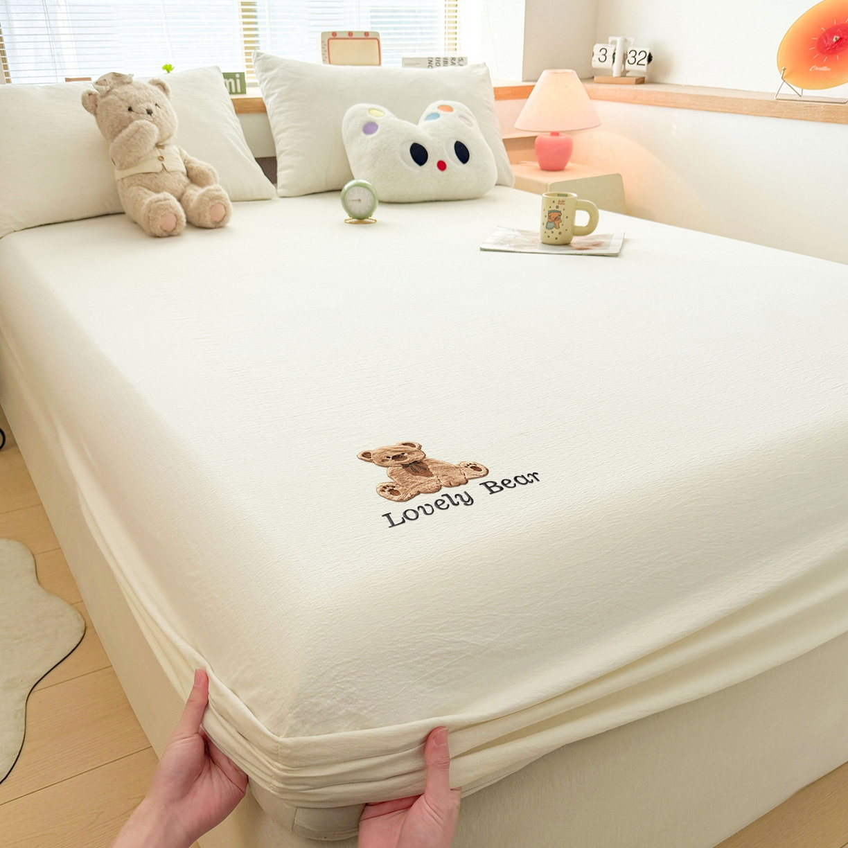 91家纺网 家纺一手货源 找家纺 （总）爱思凯家纺 2026春夏新款皱皱纱卡通贴布绣单床笠 床笠单件-咖崽熊