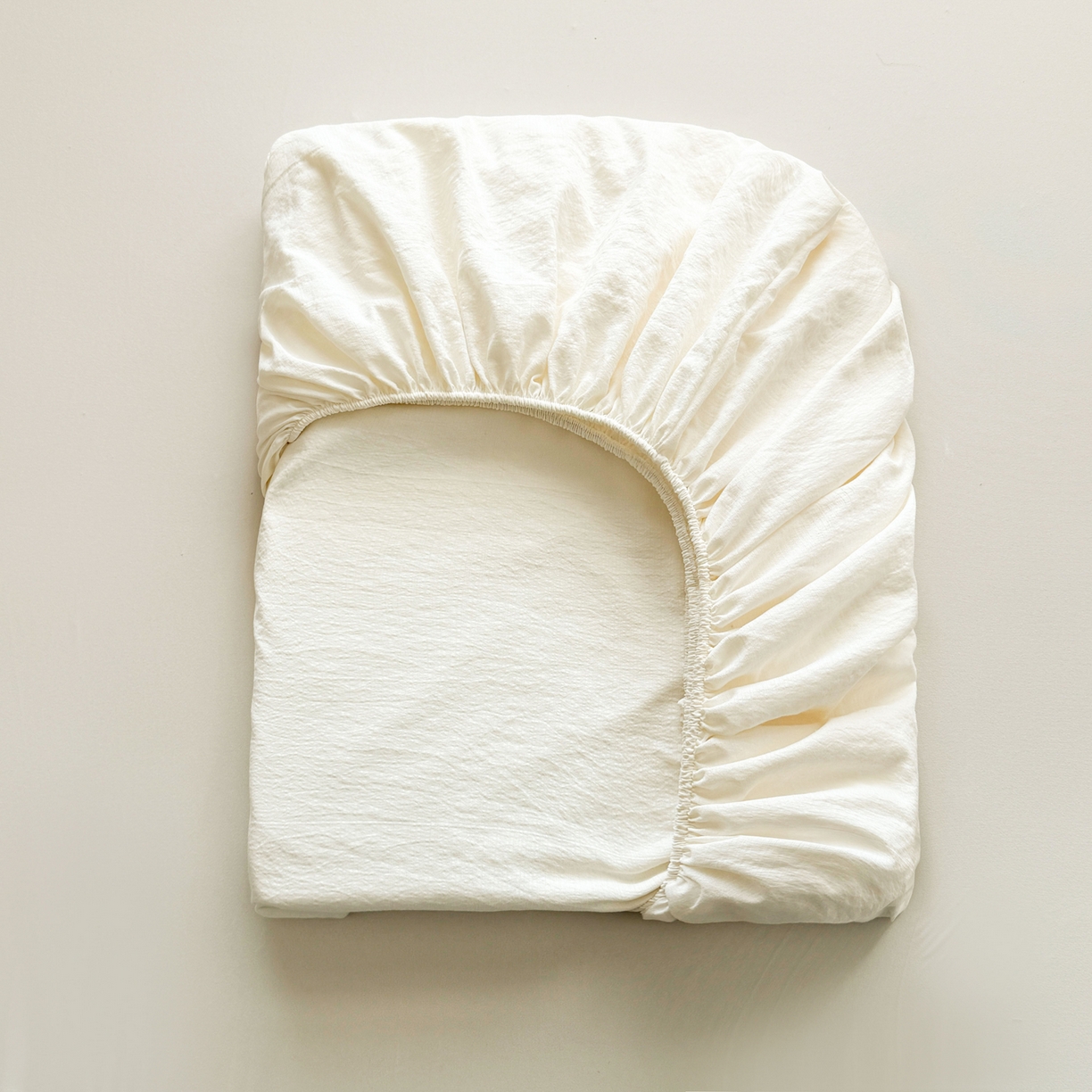 91家纺网 家纺一手货源 找家纺 （总）爱思凯家纺 2026春夏新款皱皱纱卡通贴布绣单床笠 床笠单件-咖崽熊