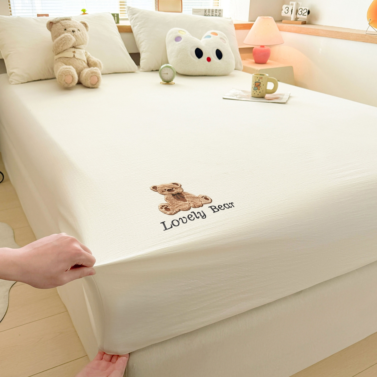 91家纺网 家纺一手货源 找家纺 （总）爱思凯家纺 2026春夏新款皱皱纱卡通贴布绣单床笠 床笠单件-咖崽熊