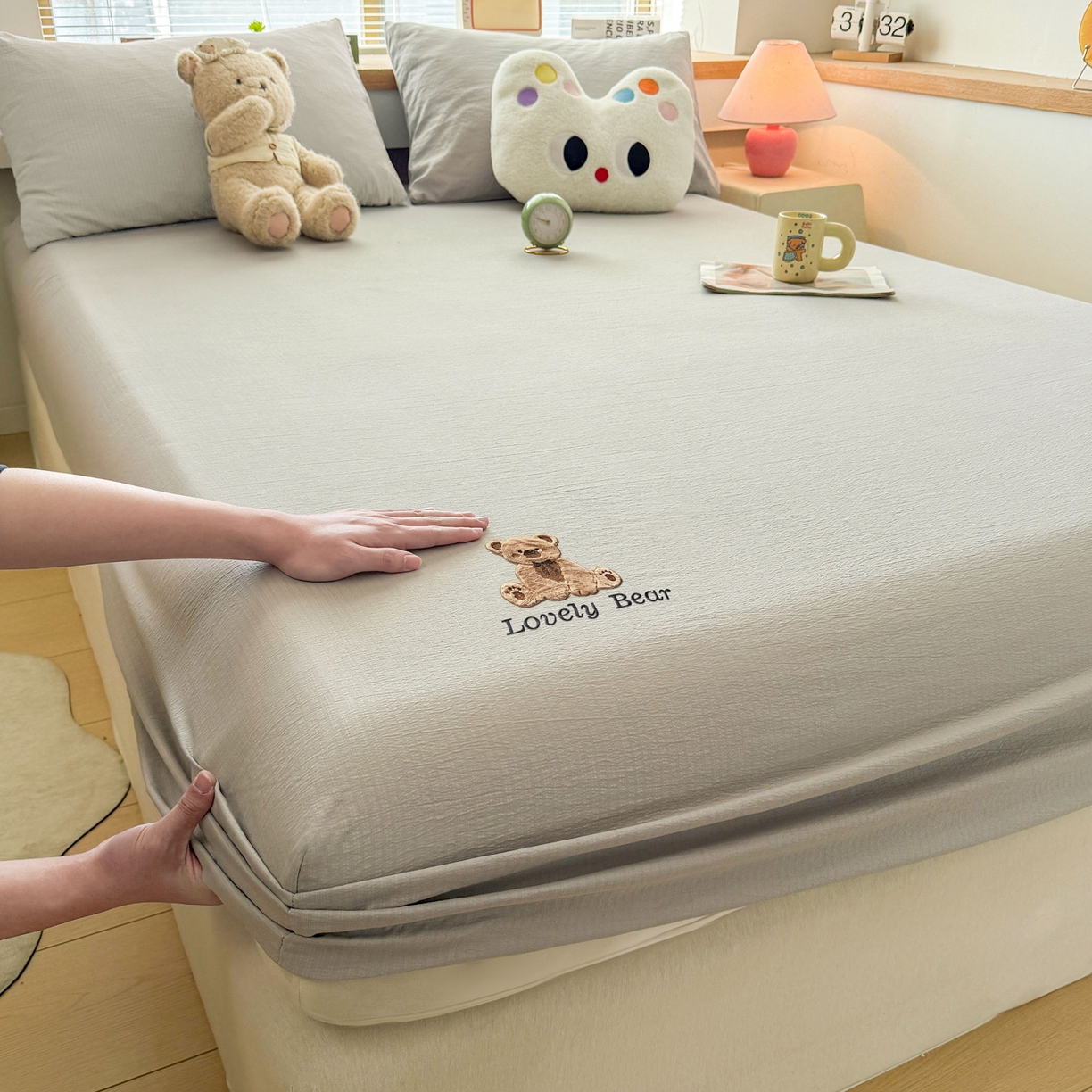 91家纺网 家纺一手货源 找家纺 （总）爱思凯家纺 2026春夏新款皱皱纱卡通贴布绣单床笠 床笠单件-咖崽熊