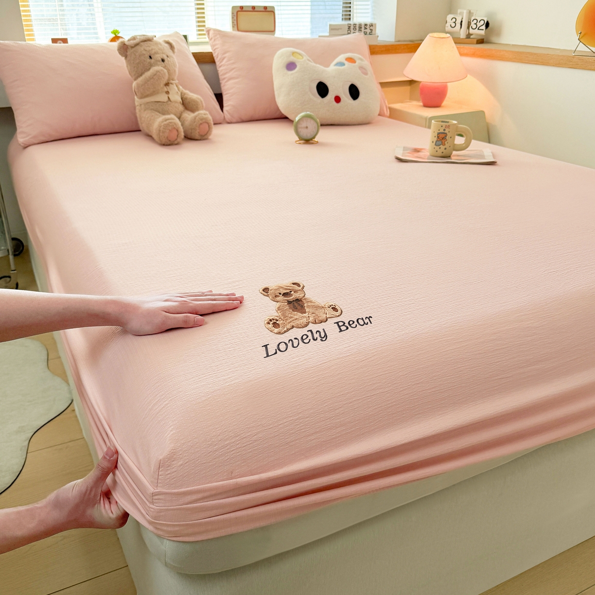 91家纺网 家纺一手货源 找家纺 （总）爱思凯家纺 2026春夏新款皱皱纱卡通贴布绣单床笠 床笠单件-咖崽熊