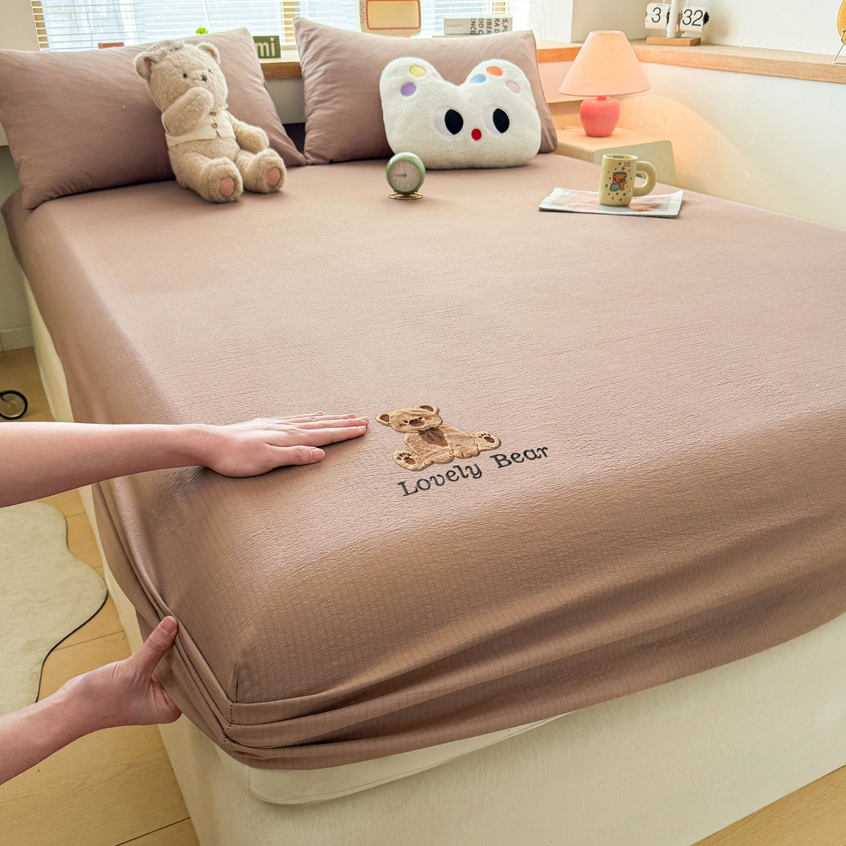 91家纺网 家纺一手货源 找家纺 （总）爱思凯家纺 2026春夏新款皱皱纱卡通贴布绣单床笠 床笠单件-咖崽熊