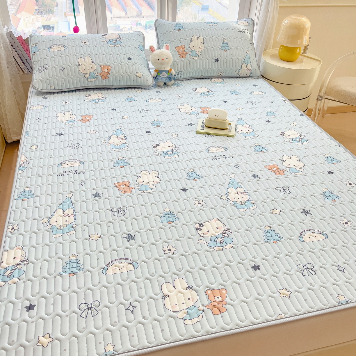 91家纺网 家纺一手货源 找家纺 丝羽坊 2026新款高密凉感丝印花乳胶凉席-平铺款 小兔派对