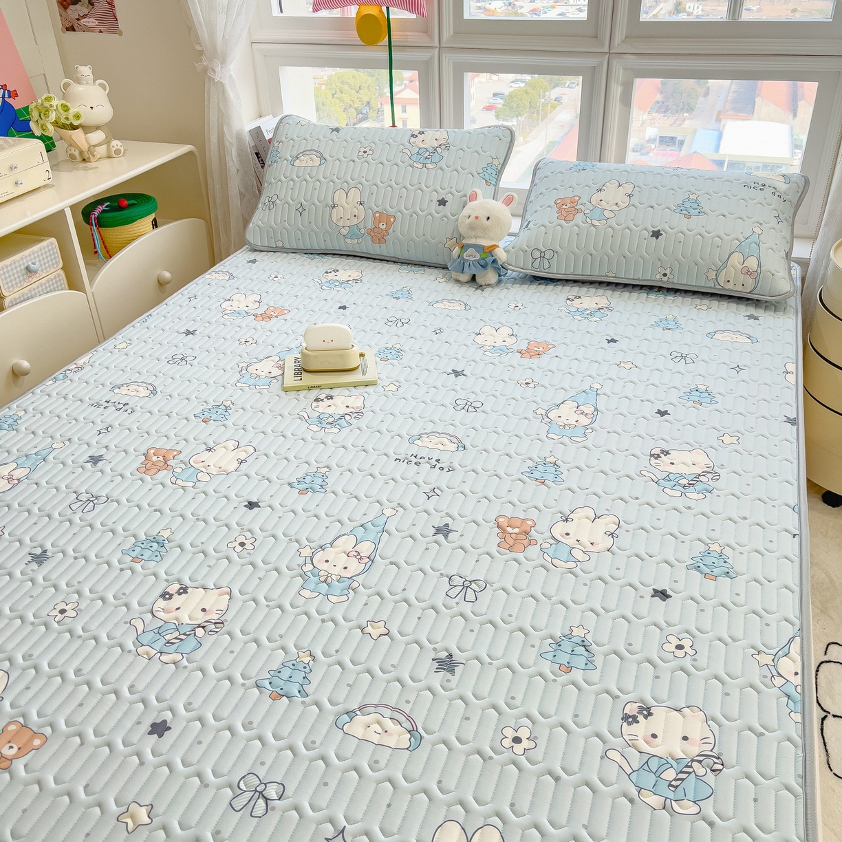 91家纺网 家纺一手货源 找家纺 丝羽坊 2026新款高密凉感丝印花乳胶凉席-平铺款 小兔派对