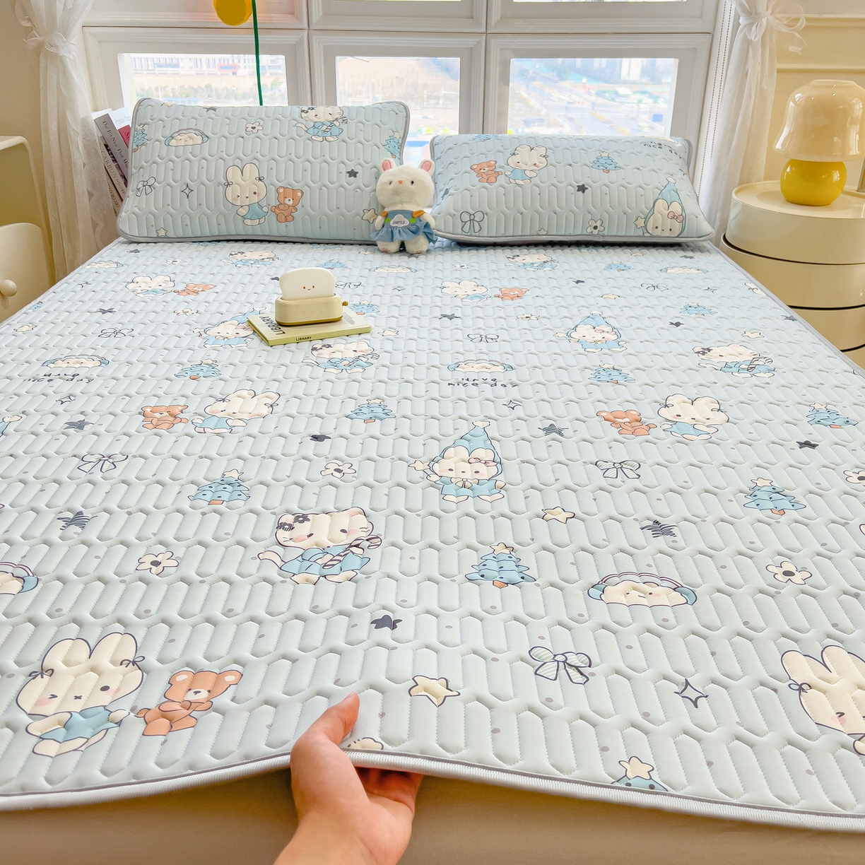 91家纺网 家纺一手货源 找家纺 丝羽坊 2026新款高密凉感丝印花乳胶凉席-平铺款 小兔派对