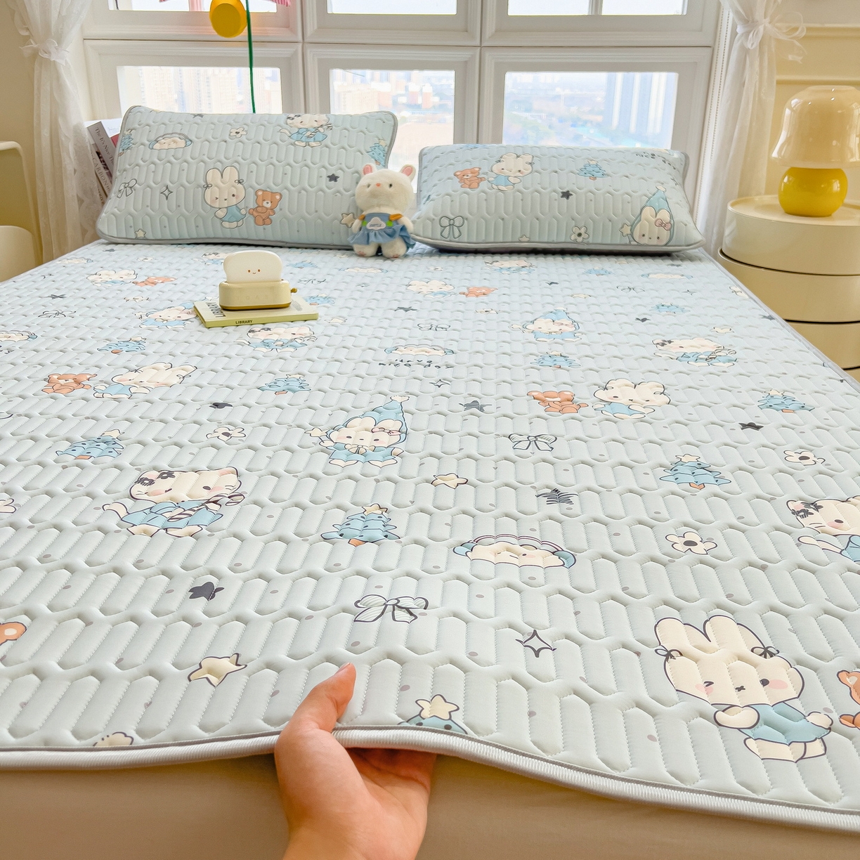 91家纺网 家纺一手货源 找家纺 丝羽坊 2026新款高密凉感丝印花乳胶凉席-平铺款 小兔派对