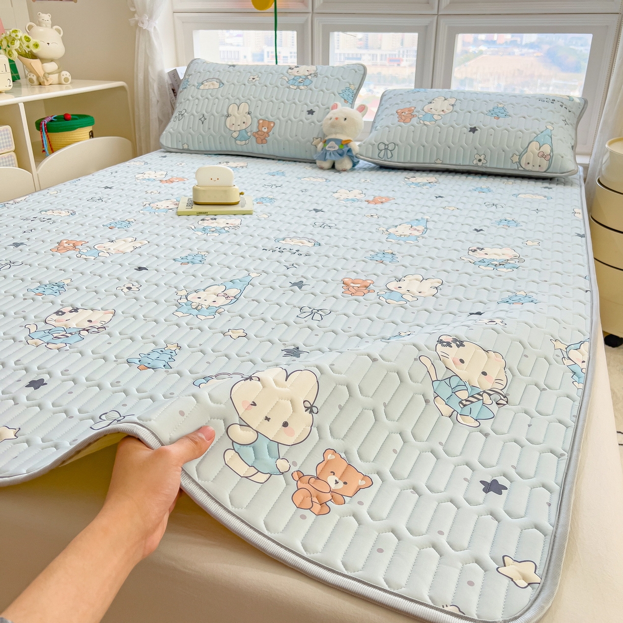 91家纺网 家纺一手货源 找家纺 丝羽坊 2026新款高密凉感丝印花乳胶凉席-平铺款 小兔派对